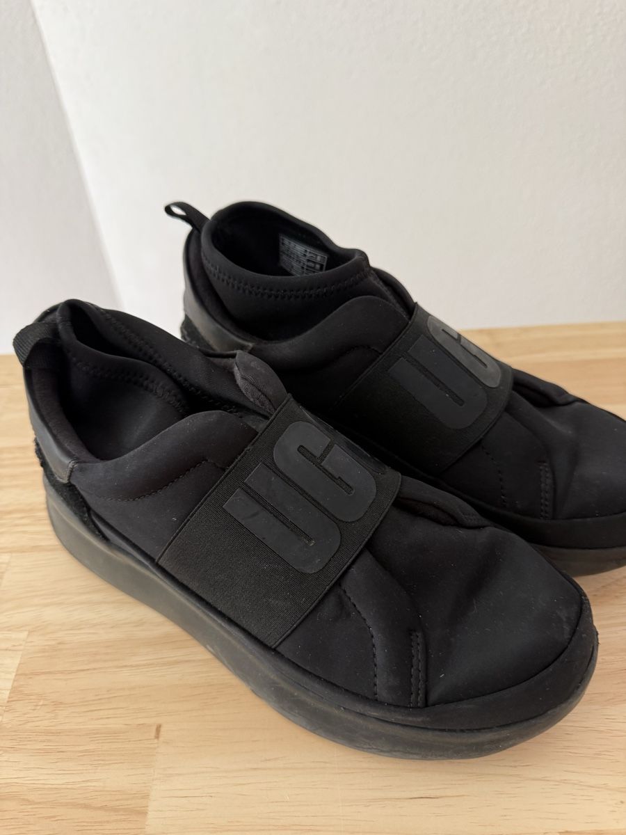 Scarpe da donna: Black UGG slip-on sneakers – Usato da Zürich venduto da mag_l22q 1