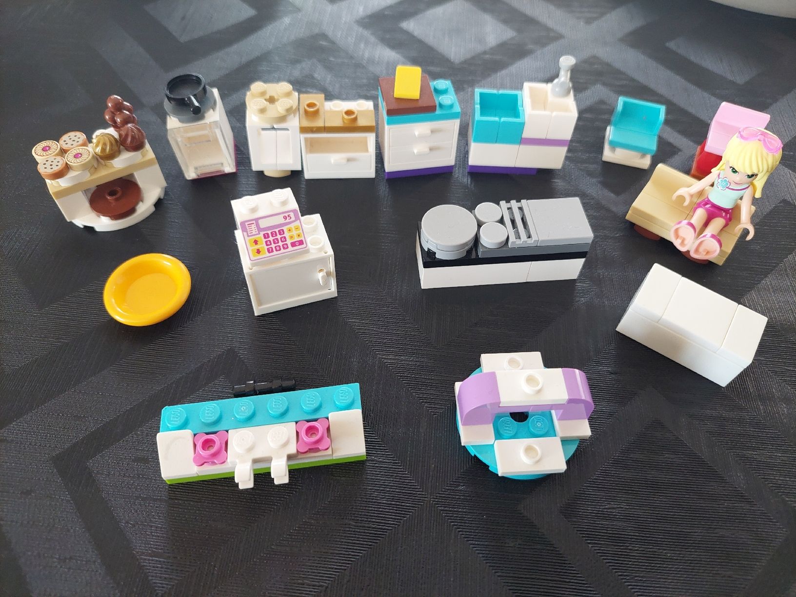 Lego Spielzeuge: Div. Lego Friends Möbel und Figur.  – Gebraucht aus Zetzwil von sti_x9xf