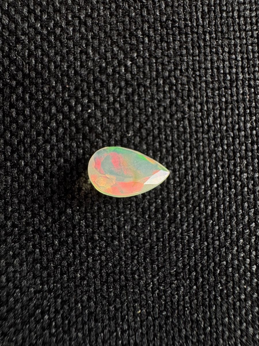 Pierres précieuses: Äthiopischer Opal 0.65ct – Neuf avec emballage d'origine à Wängi par Horus90
