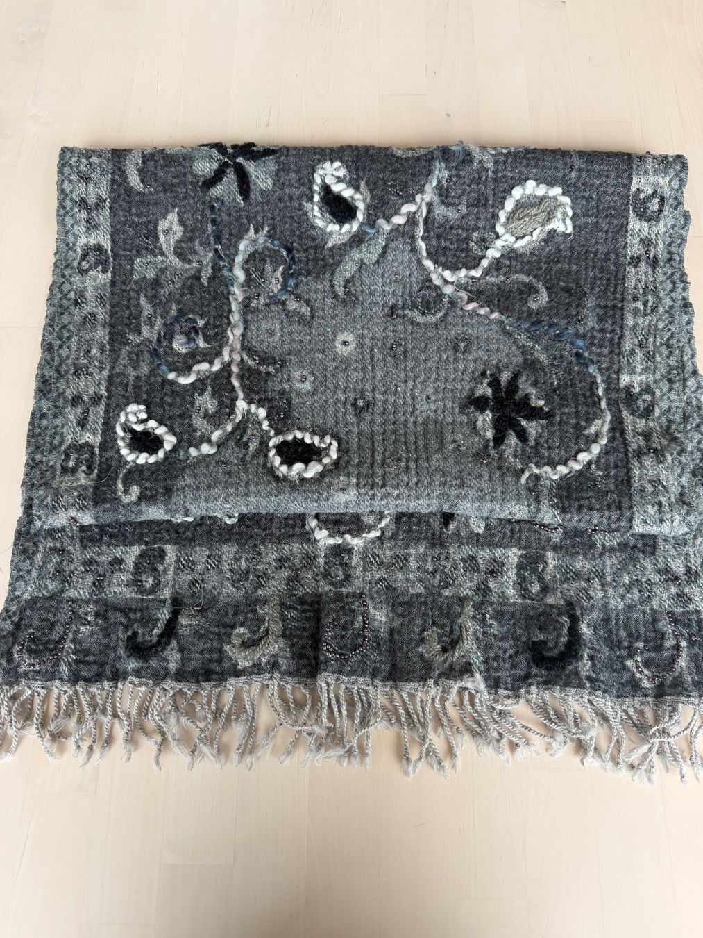 Foulard & Sciarpe: Warmer Winter Schal, Grau mit Blumenmuster – Nuovo (secondo la descrizione) da Glattpark(Opfikon) venduto da infinite_bags101