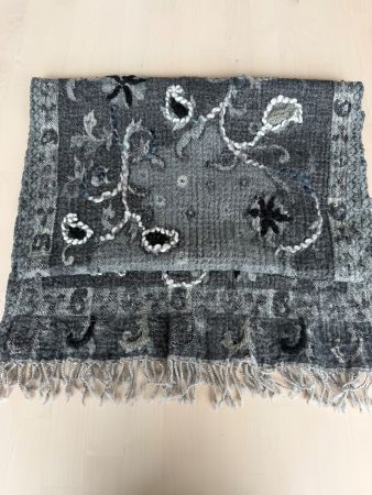 Warmer Winter Schal, Grau mit Blumenmuster