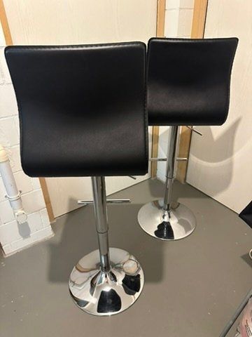 Sgabelli: Zwei Barhocker schwarz mit Chromfuss gebraucht – Usato da Ebertswil venduto da Joy8 2