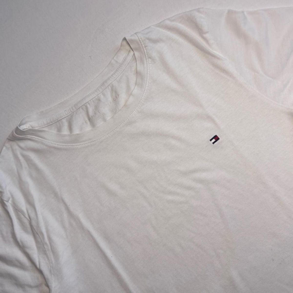 Tommy Hilfiger T-shirt: Tommy Hilfiger Essential White Tee - Clean Girl Basic 🤍 – Usato da Caviano venduto da reselleo21 2