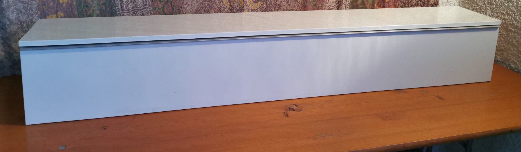 Regale: Hängendes Sideboard Hochglanz Weiss Modern & Elegant – Gebraucht aus Horw von Gryas