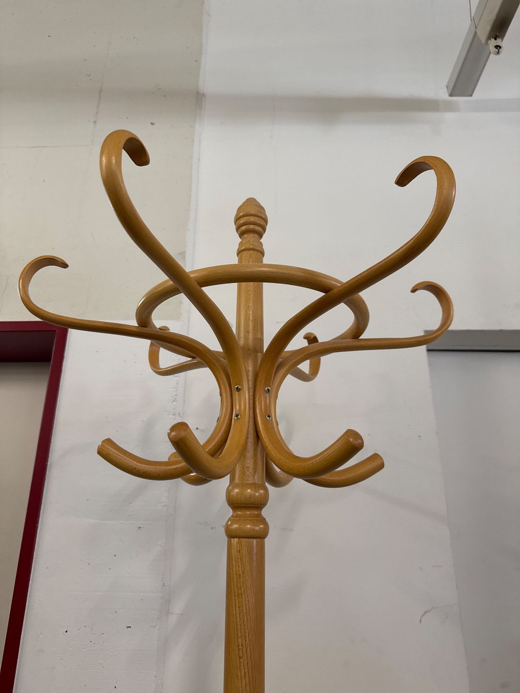 Garderobe: Klassischer Garderobeständer Holz – Gebraucht aus Pratteln von Cartonsducoeur_bl 2