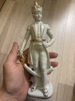 Figurina uomo con spada in porcellana dipinta 1611