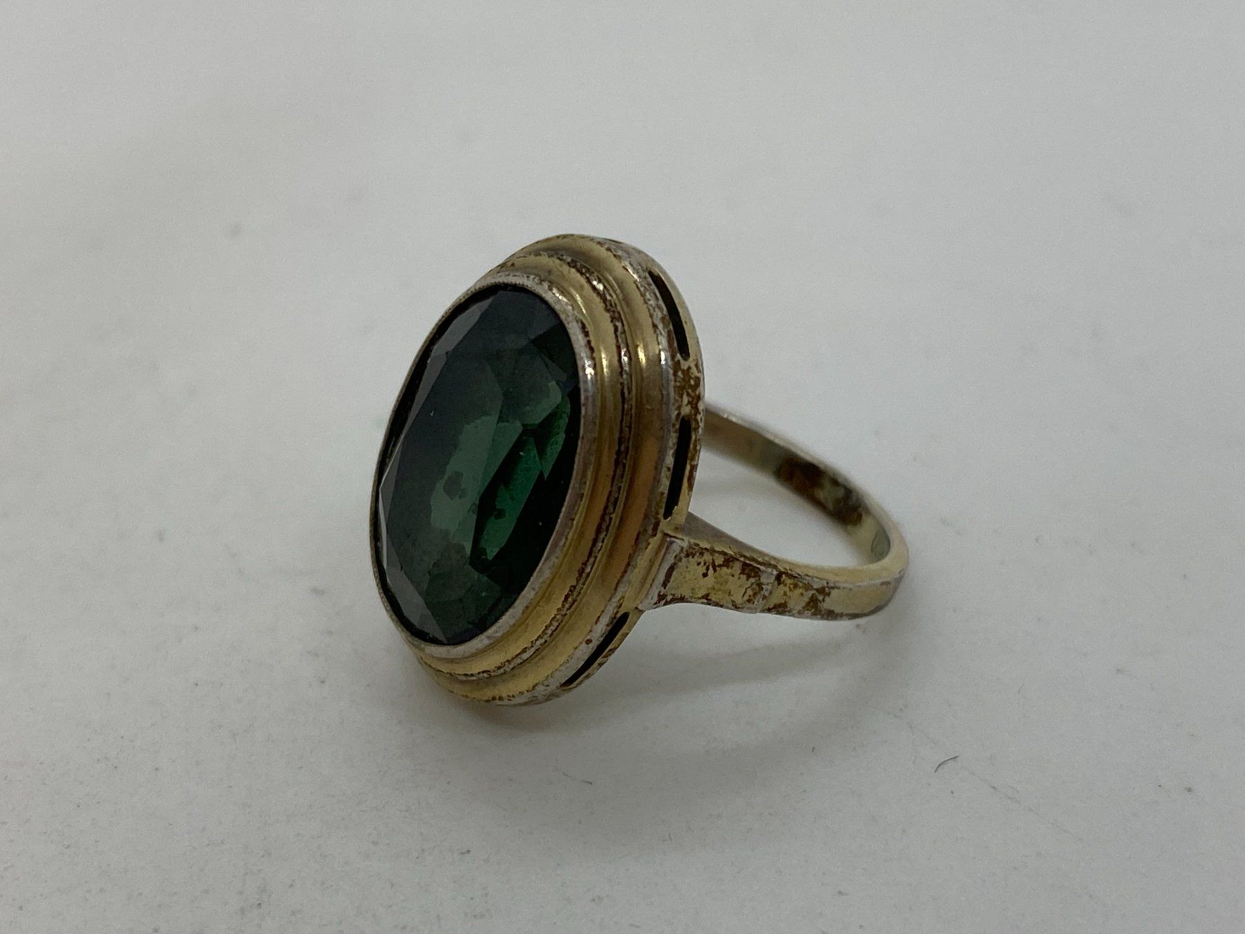 Ringe: Ring mit grünem Stein, 800 Silber, 46mm ///E108 – Gebraucht aus Bern von