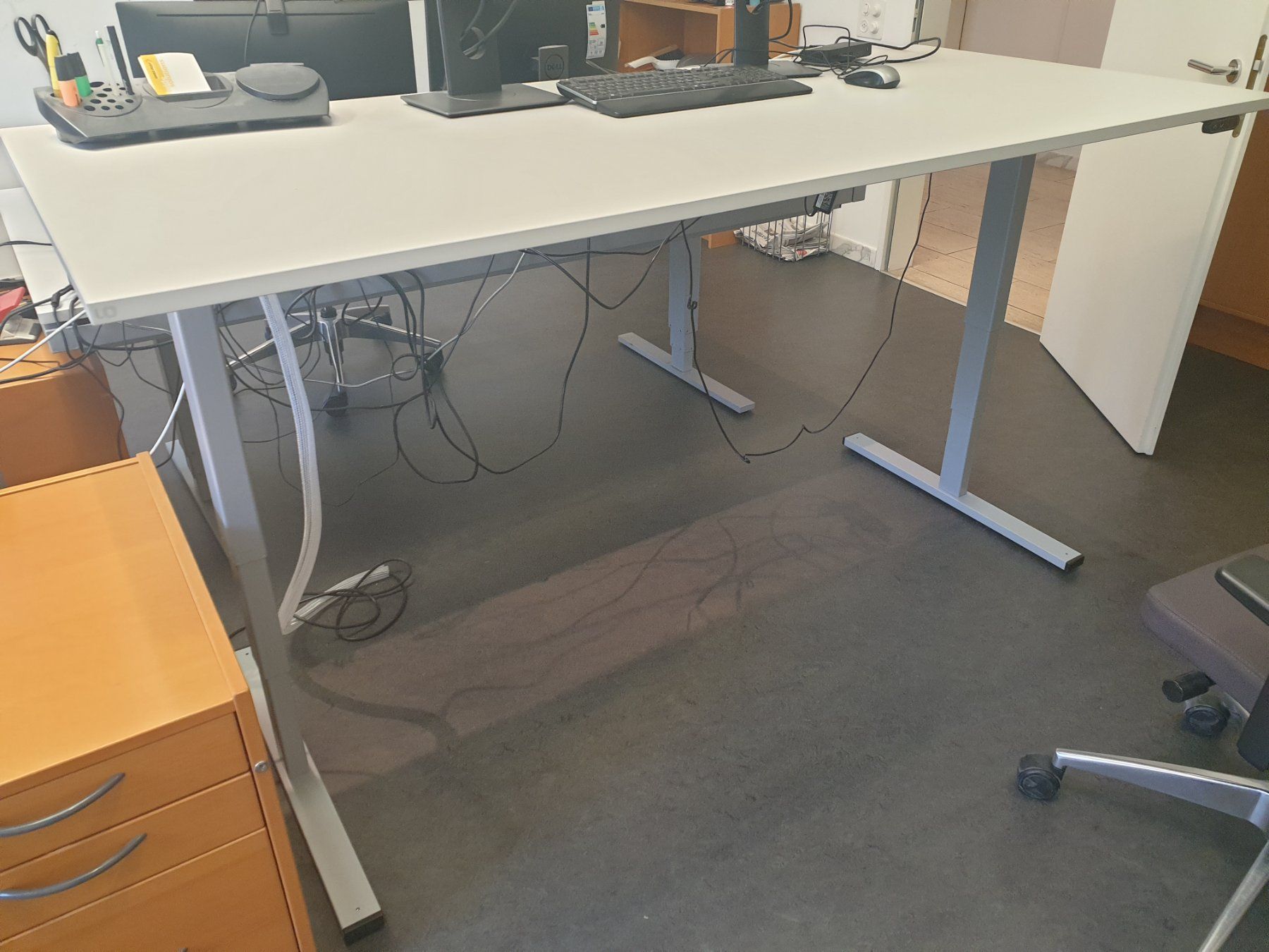 Lista Scrivanie: Stehpult; elektrisch Höhenverstellbar – Usato da Ellikon a d Thur venduto da Glumsoe 1