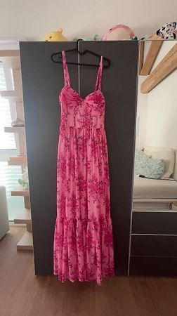 Longue Robe rose avec motifs de fleurs 