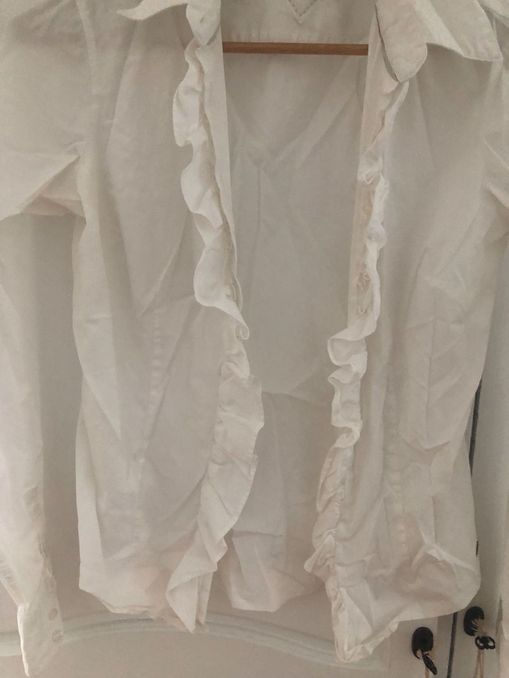Tommy Hilfiger Camicette: Hilfiger weisse Bluse mit Rüschen xs-s – Usato da Pfaffhausen venduto da Klaras_second_hand 3