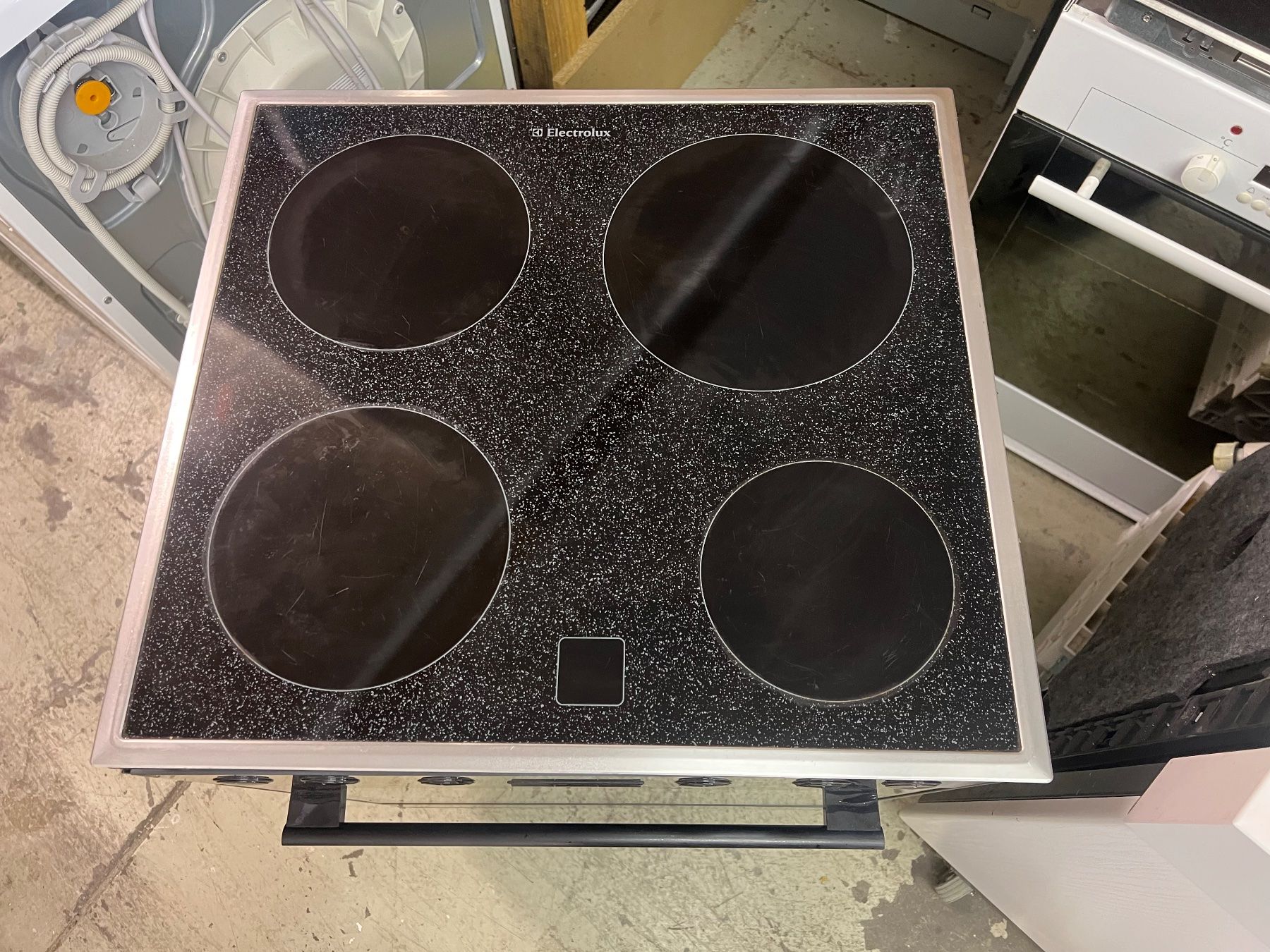 Electrolux Cucine: Electrolux Backofen mit Glaskeramik  Gratis  Lieferung – Usato da Tuggen venduto da Nikihaushaltsgeraete 2