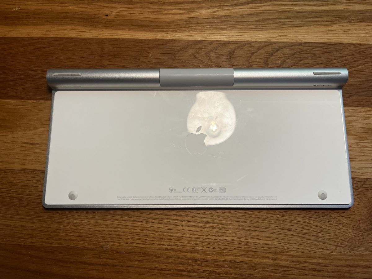 Apple Tastiere: Apple clavier Bluetooth (2) – Usato da Lausanne venduto da aur_cxg5 1