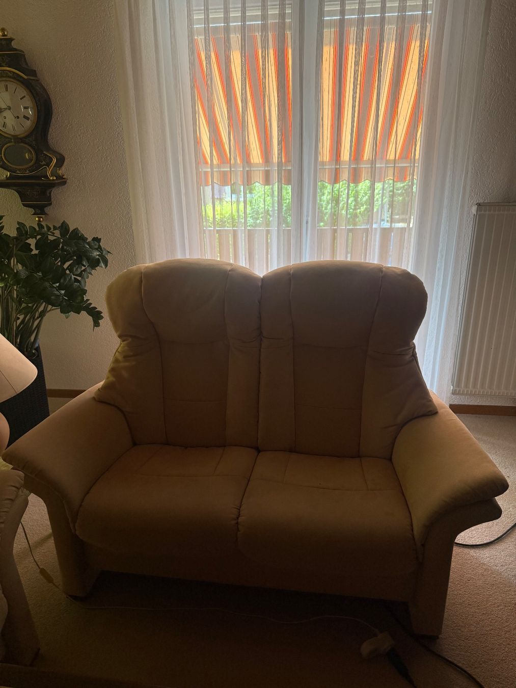 Divani: Sofa 3-Sitzer und 2-Sitzer Hellbeiges Alcantara Stoff – Usato da Niederlenz venduto da Lusado 2