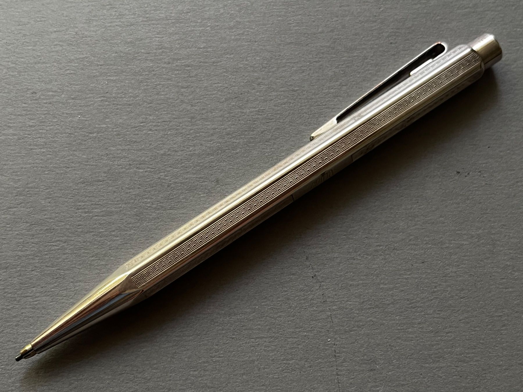 Caran D'Ache Matite, matite colorate & gessi: Caran d’Ache Ecridor Minenhalter "Welle" versilbert ck – Usato da Zürich venduto da FV.vintage