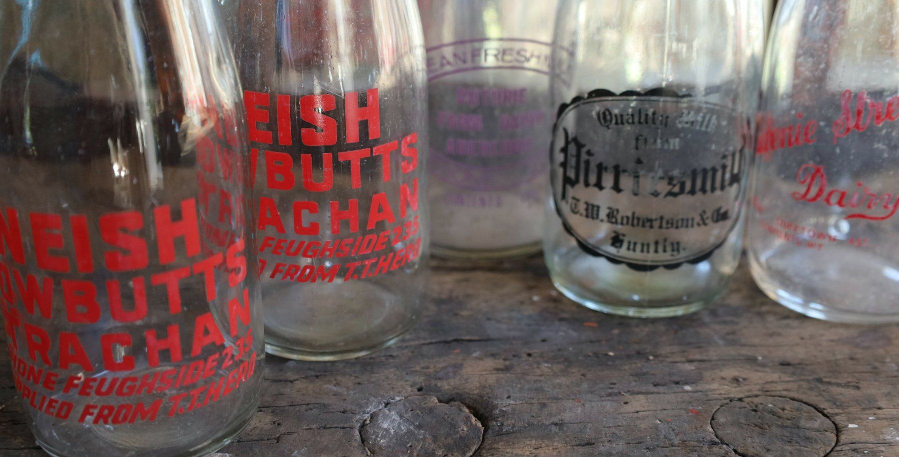 Autres vaisselles & verres: 5 alte Schottische Milchflaschen – D'occasion à Birrwil par brandschatz_birrwil 1