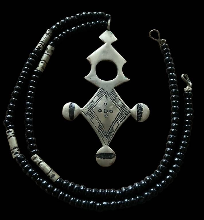 Catenine: Tuareg-Kreuz mit schwarzer Perlenkette – Usato da Würenlingen venduto da lionhill77