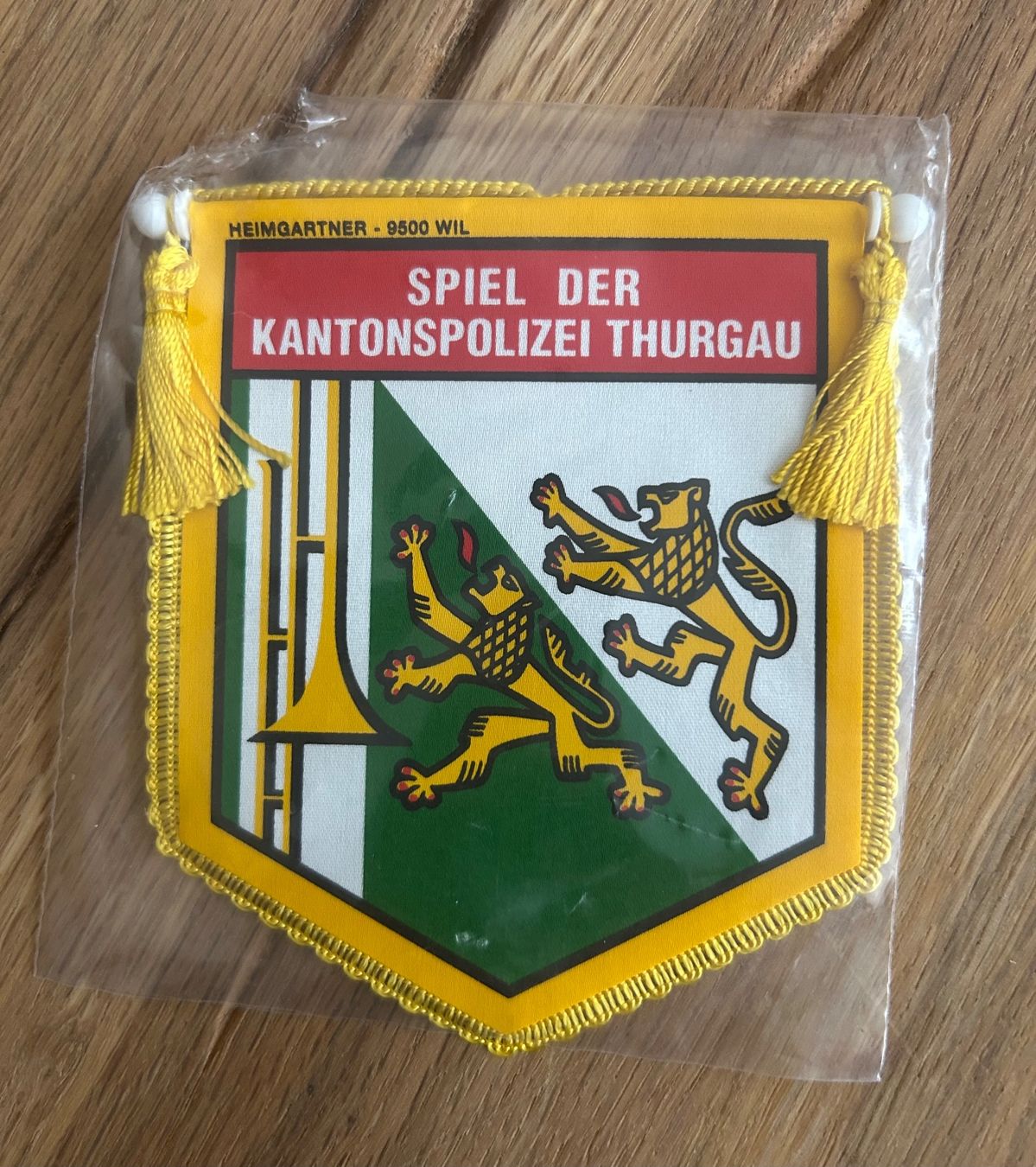 Swiss Placchette & Badge: Polizeimusiktreffen Set NEU (Wimpel, Patch & Flasche) – Nuovo e nell'imballaggio originale da Chur venduto da and_6nw7 2