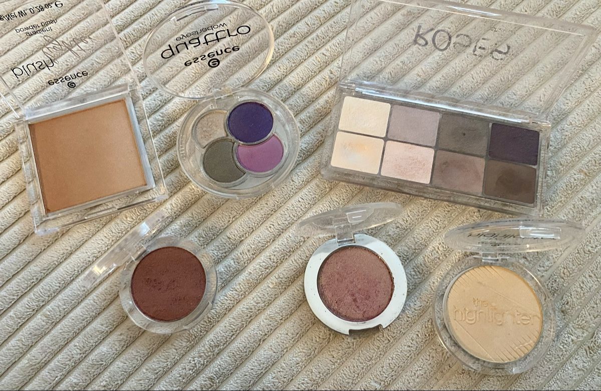 Make-up: Essence Make Up Paket Set Lidschatten Highlighter Blush Glow – Gebraucht aus Langnau am Albis von cynthia.jolene 6