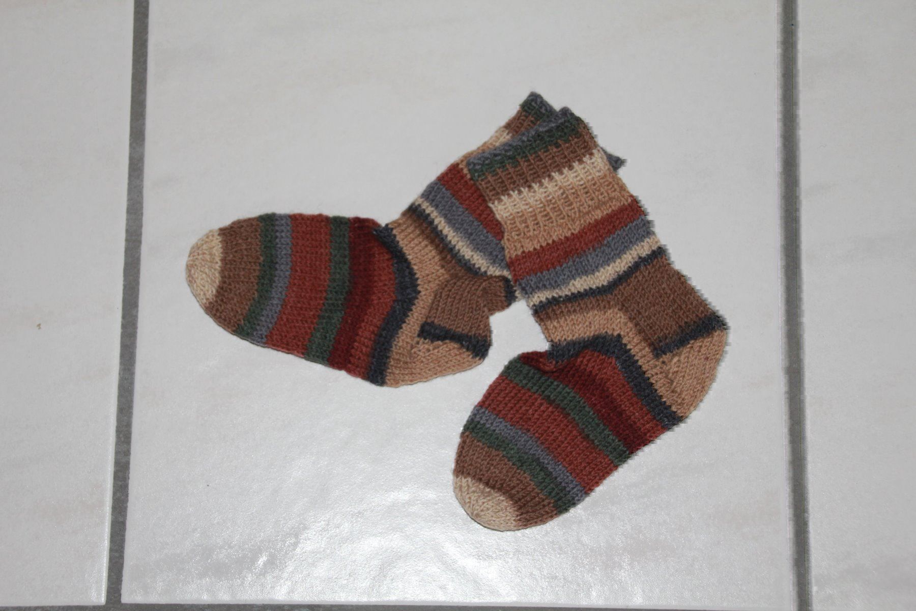 Calze per bambini: Handgestrickte Kindersocken Grösse 26/27 – Nuovo e nell'imballaggio originale da Wallenwil venduto da Sahron