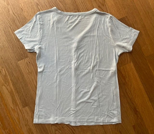 T-shirt: Herziges Shirt hellblau mit Knöpfen – Usato da Steinmaur venduto da Dyleila 1
