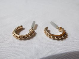 Kleine, goldfarbenen Creolen mit Noppen, Modeschmuck