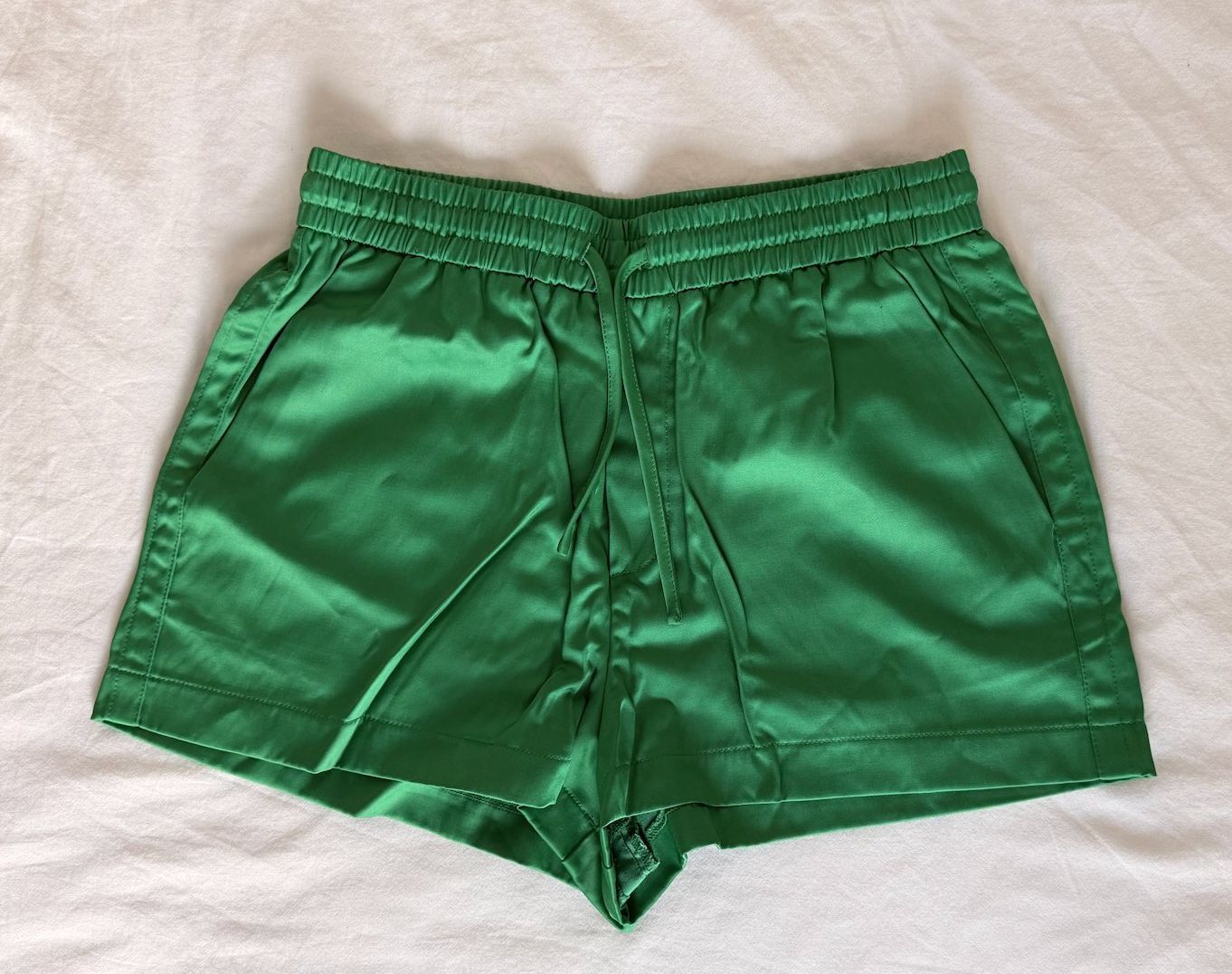Zara Pantaloni: Green Satin Shorts – Nuovo (secondo la descrizione) da Buonas venduto da mej_6s67