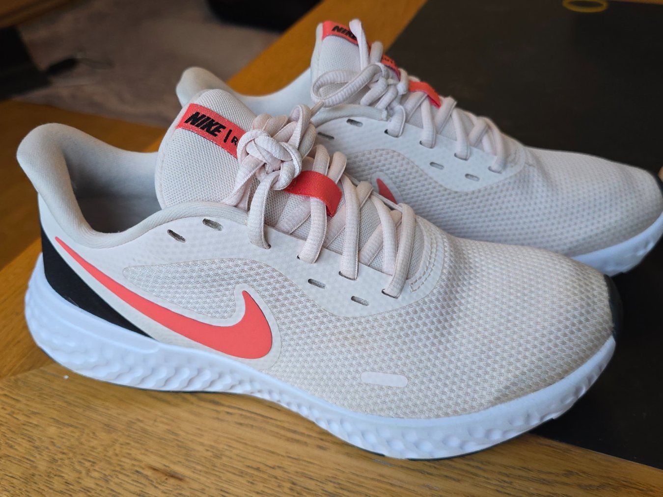 Jordan Scarpe da donna: Nike REVOLUTION schuhe EU 40.5 – Usato da Wallisellen venduto da theblacksheep 1