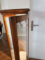 Elegante Vitrine, Holz, geschliffene Glässer, mit Beleuchtun