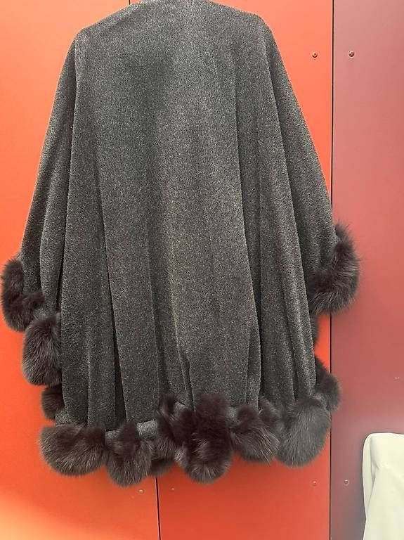 Altro in Moda donna: Claire Paris Lammwoll Cape – Usato da Zürich venduto da bil_s7tp 1