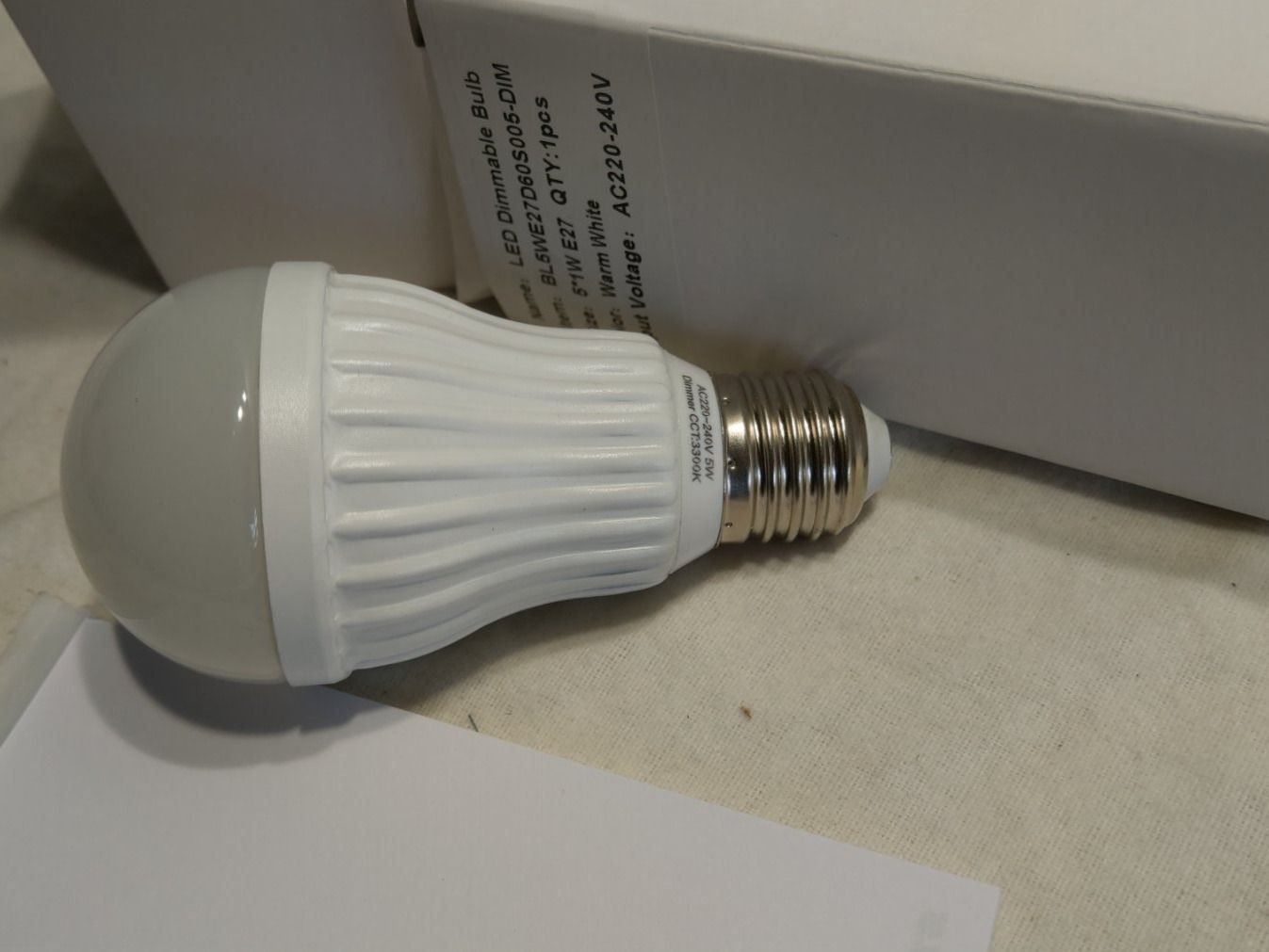 Lampade: 2Stk. Dimmbare Warmweisse LED's E27 (x697) – Nuovo (secondo la descrizione) da Däniken SO venduto da Profog1
