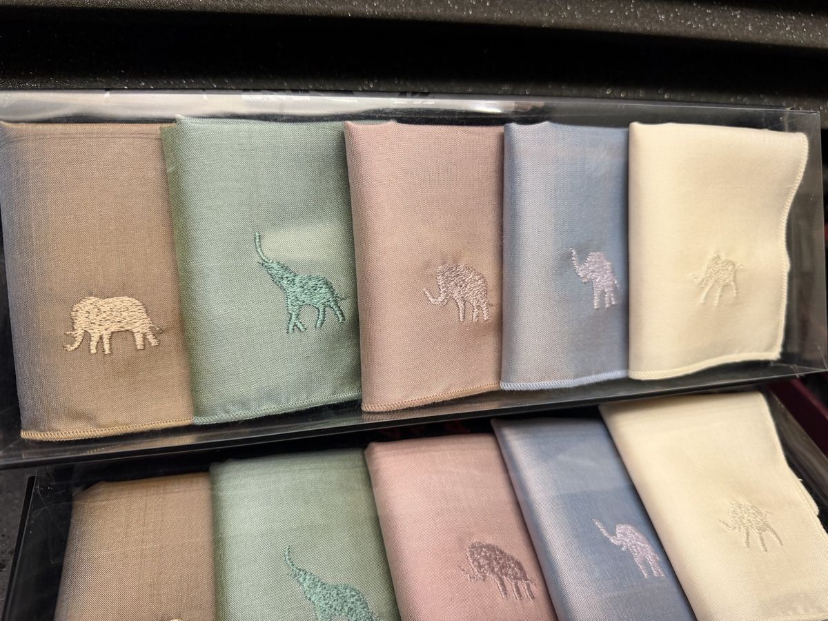 Altro in  Abbigliamento & Accessori: Coffrets mouchoirs en soie – Nuovo e nell'imballaggio originale da Corbeyrier venduto da ant_2r6l 1