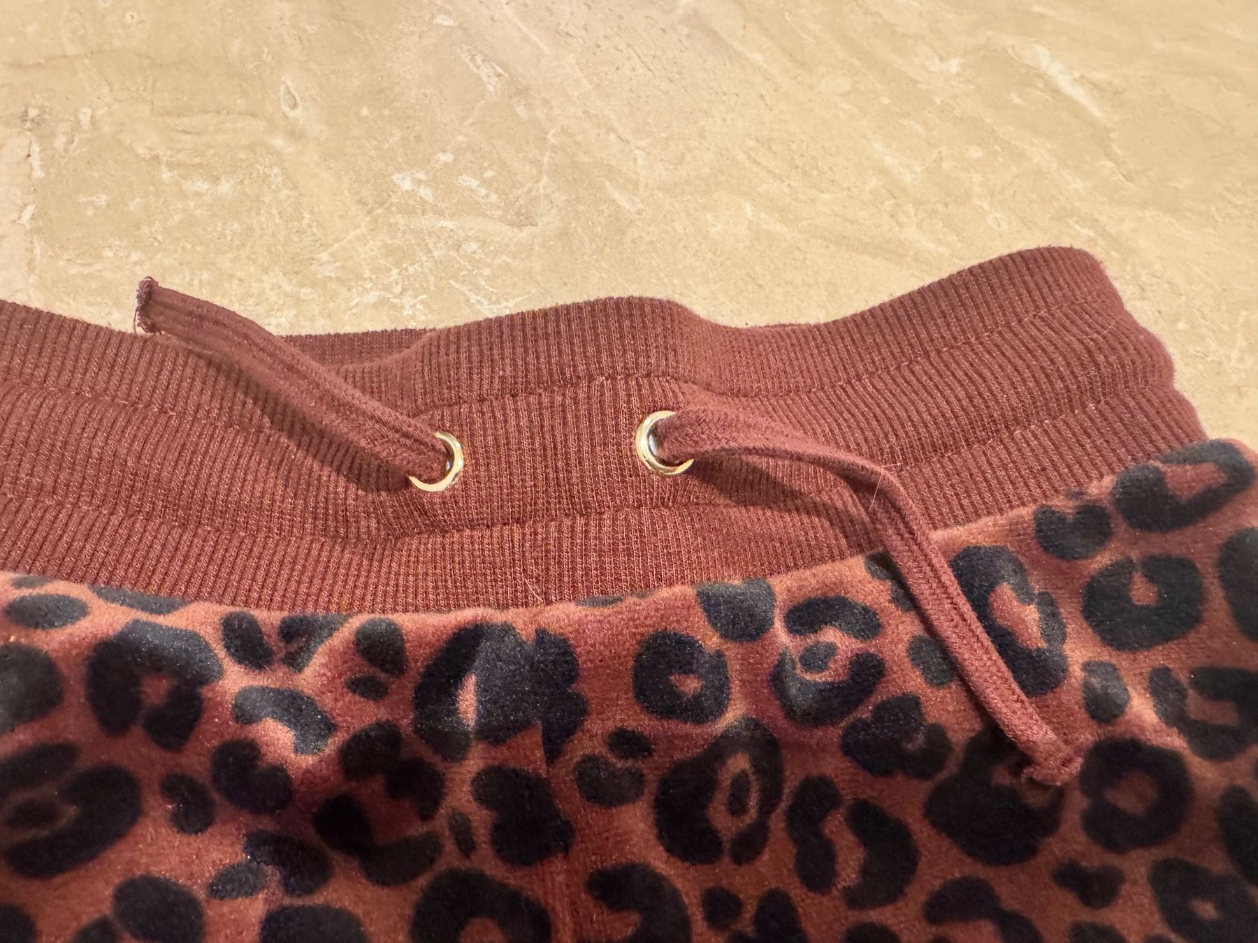 H&M Anzüge: H&M NWT Samtrainer, 5-6J 116 – Neu (gemäss Beschreibung) aus Klingnau von Markus14 7