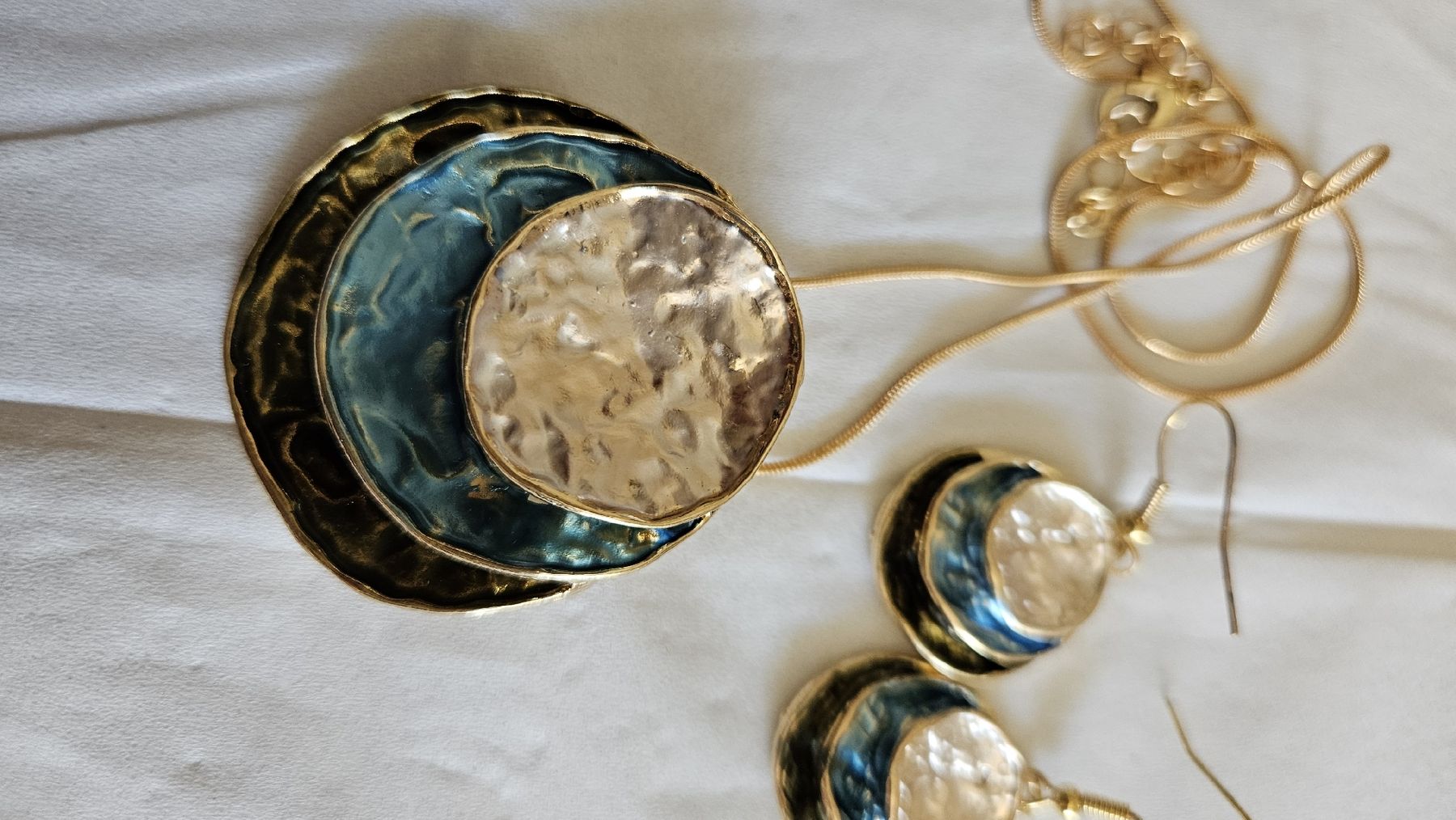 Sonstiger Schmuck: joli ensemble doré et émail ,  collier et boucles d'oreilles – Gebraucht aus Lausanne von Angelite 1