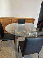Glastisch und 4 Stühle