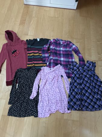 Sechs tolle Mädchenkleider Gr. 140