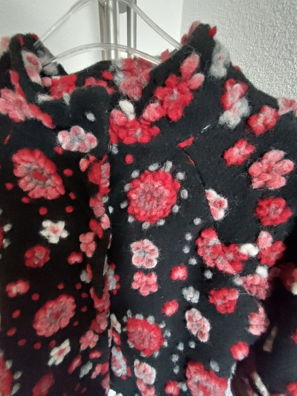 Giacche: Wolljacke mit 3D- Blumen schwarz- rot Gr. S – Usato da Arbon venduto da Franca1979 3