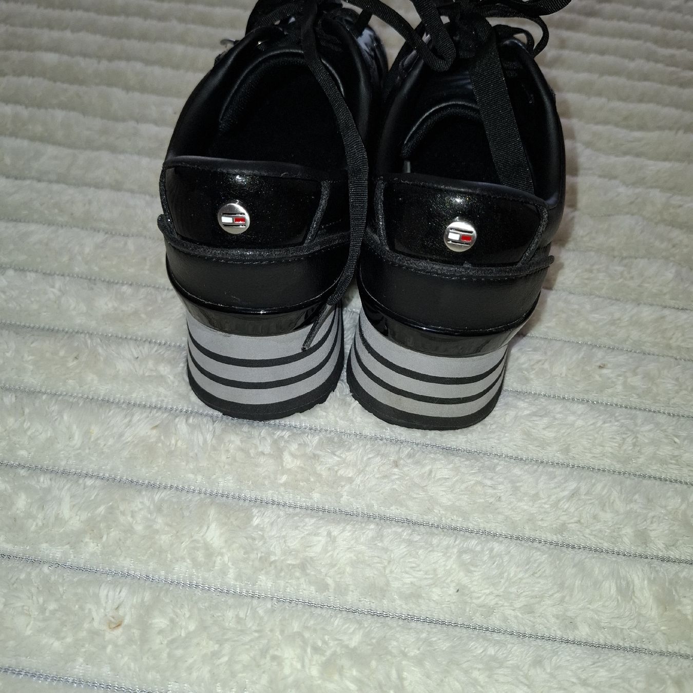 Tommy Hilfiger Scarpe da donna: Baskets Compensées TOMMY HILFIGER Plateforme Noires - 36 – Usato da Le Locle venduto da QualiteExpress 3