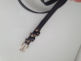 Ceinture noire fine T.I. avec détails dorés, taille 115cm