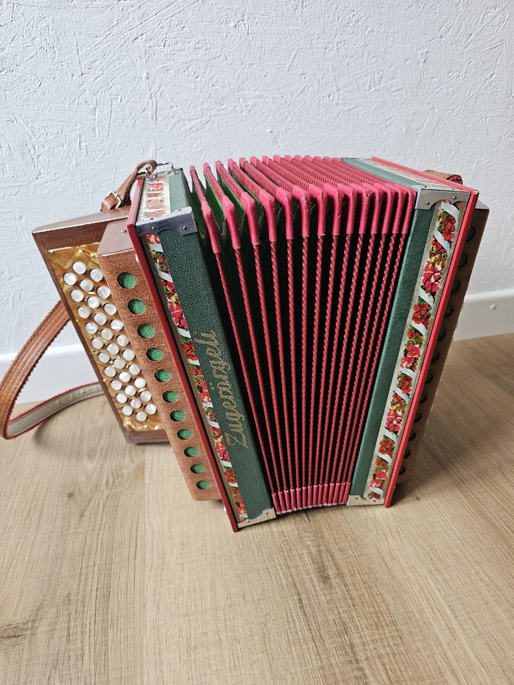 Strumenti musicali: Zugerörgeli Handorgel TOP Zustand inkl. Koffer – Usato da Berneck venduto da Spigi88