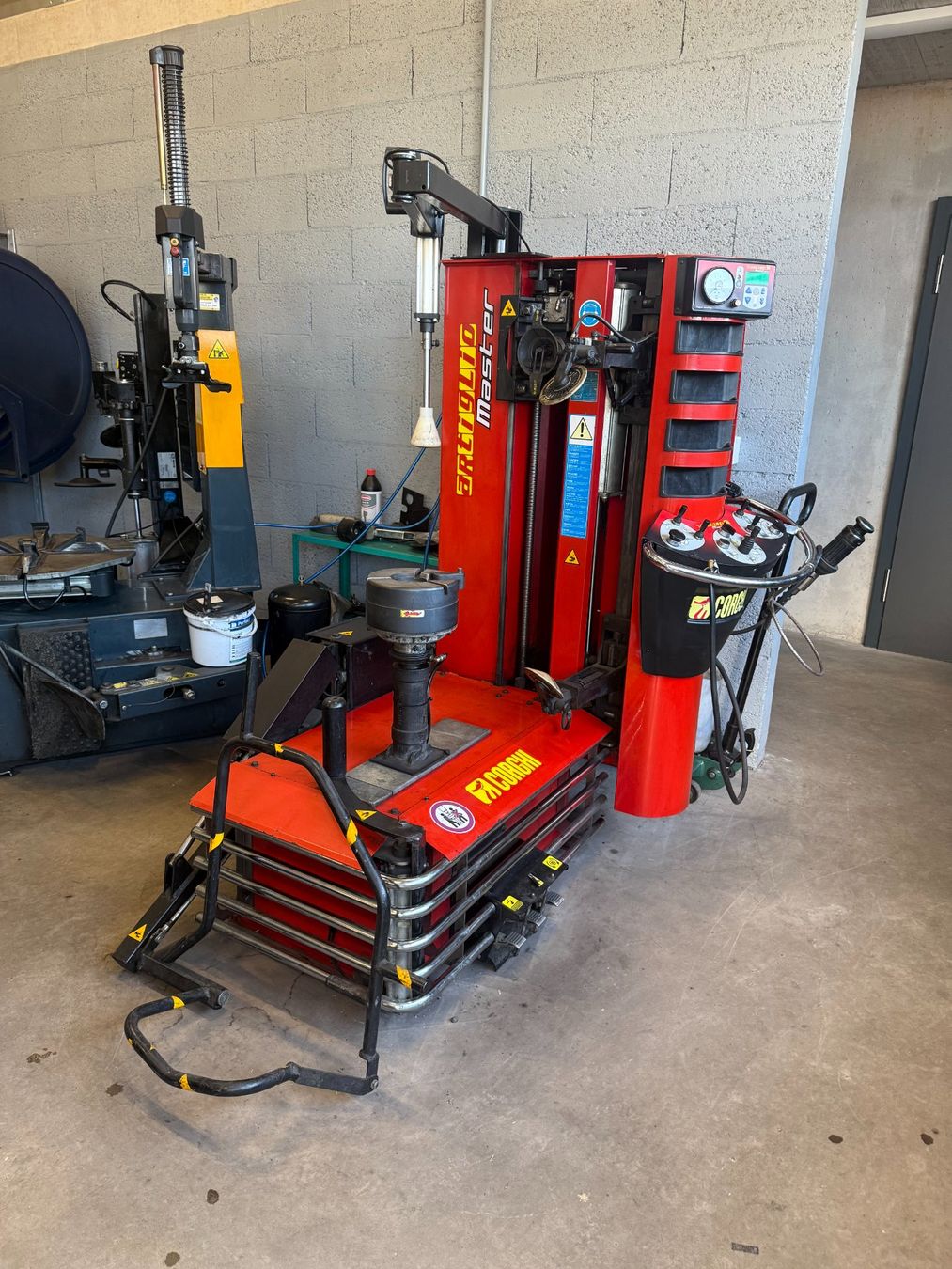 Corghi Toutes les machines: Machine à pneus automatique – D'occasion à Romont FR par Thoma_bdn
