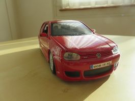 Volkswagen VW Golf R32 | Modell 1:24 von Maisto