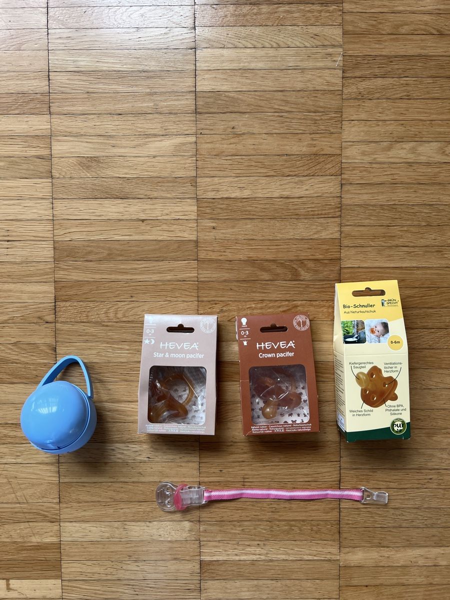 Nuggis & Nuggiketten: Hevea Pacifiers, 0-3 Months, Eco-Friendly, New in Box! – Neu und originalverpackt aus Watt von rmt07