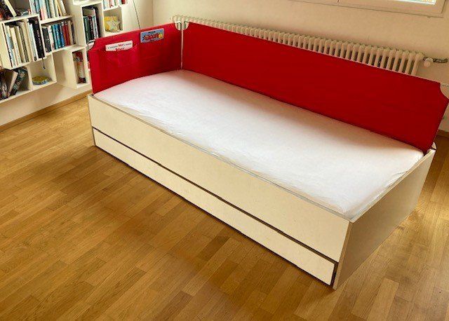 Bett mit Wandschutz & ausziehbarem Zusatzbett vom Schreiner