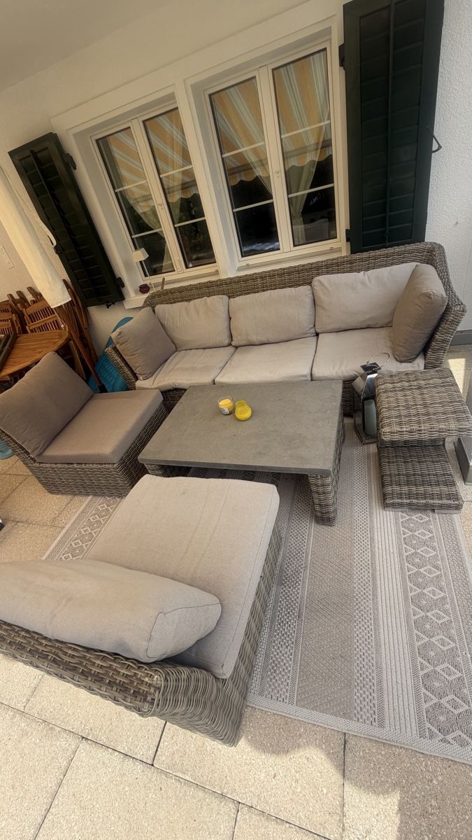 Set di tavolo e panche: Polyrattan Loungemoebel Set mit Tisch und Hocker 5-teilig – Usato da Windlach venduto da LauraHarold