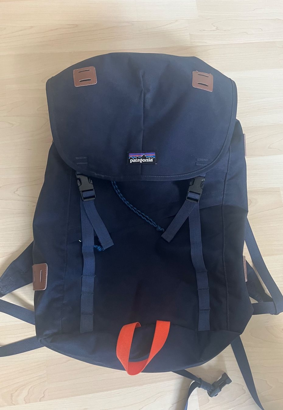 Patagonia Zaini: Patagonia: dunkelblauer Rucksack mit orangem Griff – Usato da Luzern venduto da ellitussi