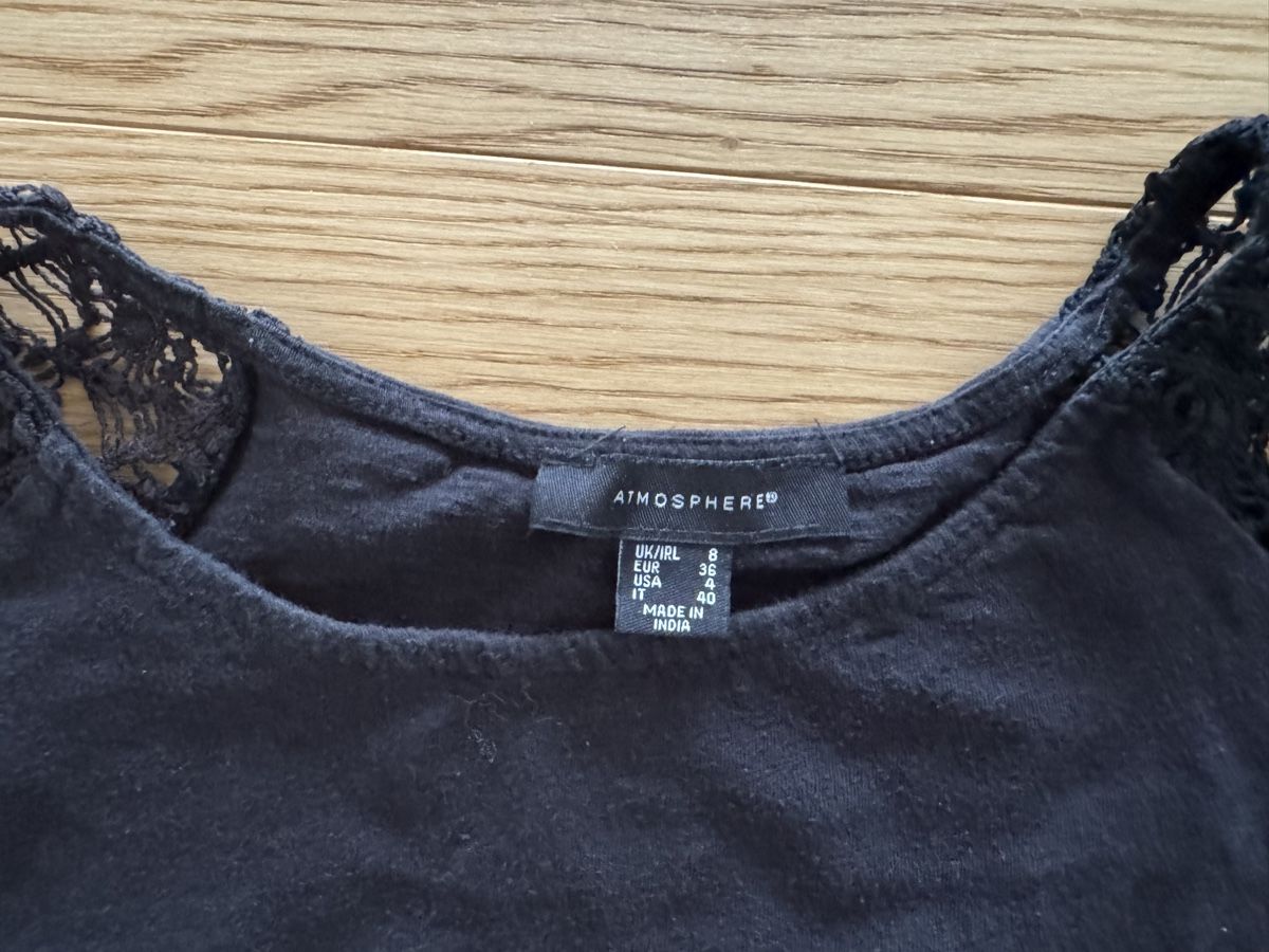 Top: Schwarzes Shirt mit Spitzenärmeln Grösse S – Usato da Hergiswil NW venduto da Labello01 2