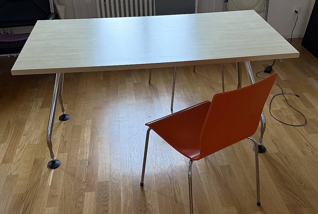 Scrivanie: Vitra Adhoc Schreibtisch , Ahorn/Chrom – Usato da Bern venduto da sisndr 1