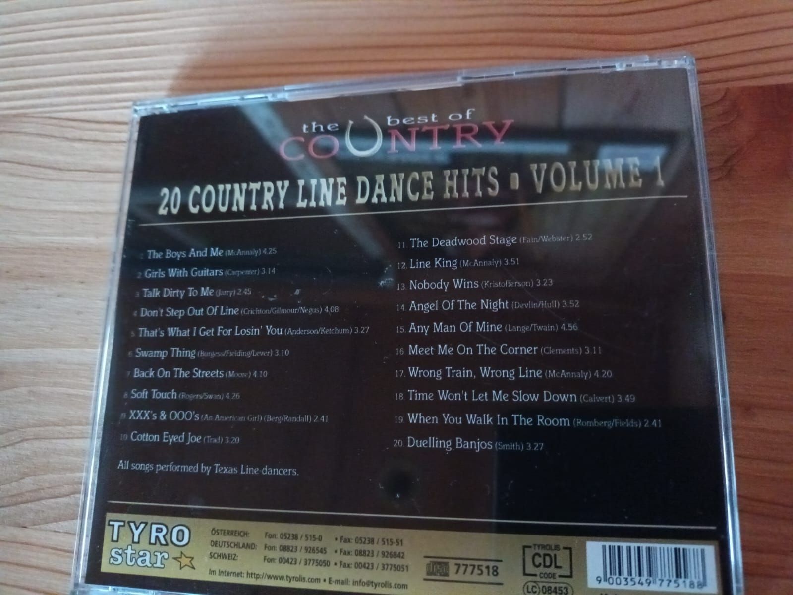 CD: 2 CDs: Country Classics & Line Dance Hits – Usato da Studen BE venduto da mar_6qqp 2