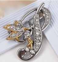 Brosche C-811 – Buchstaben P mit Elfe - Strass –3,5 x 3,7 cm
