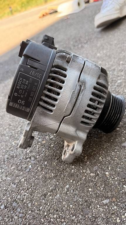 Toutes les pièces auto: Alternator VW/Audi  – D'occasion à Altendorf par Keolakay